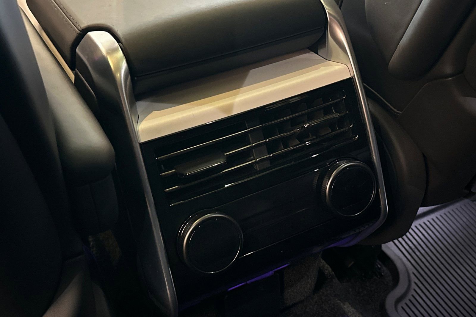 Used 2025 Land Rover Range Rover SV image 14