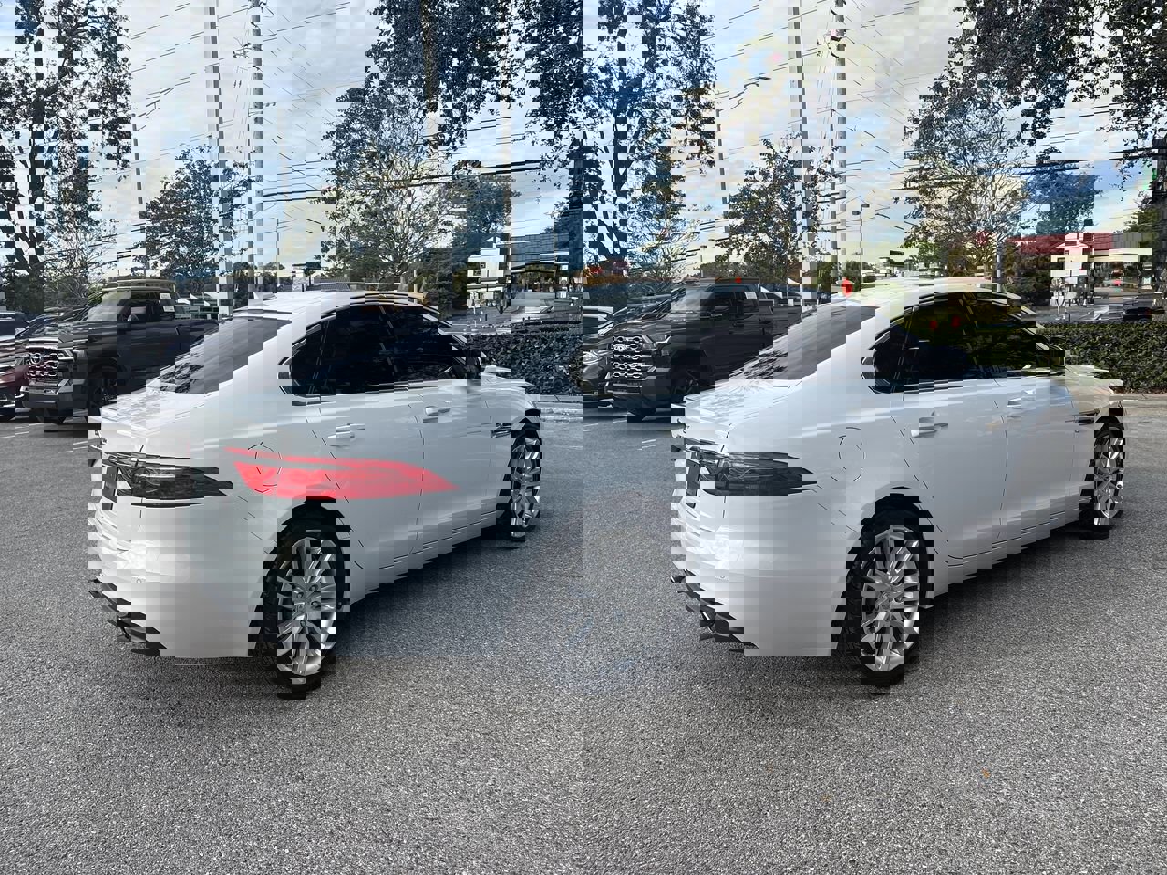 Used 2018 Jaguar XF Portfolio image 8