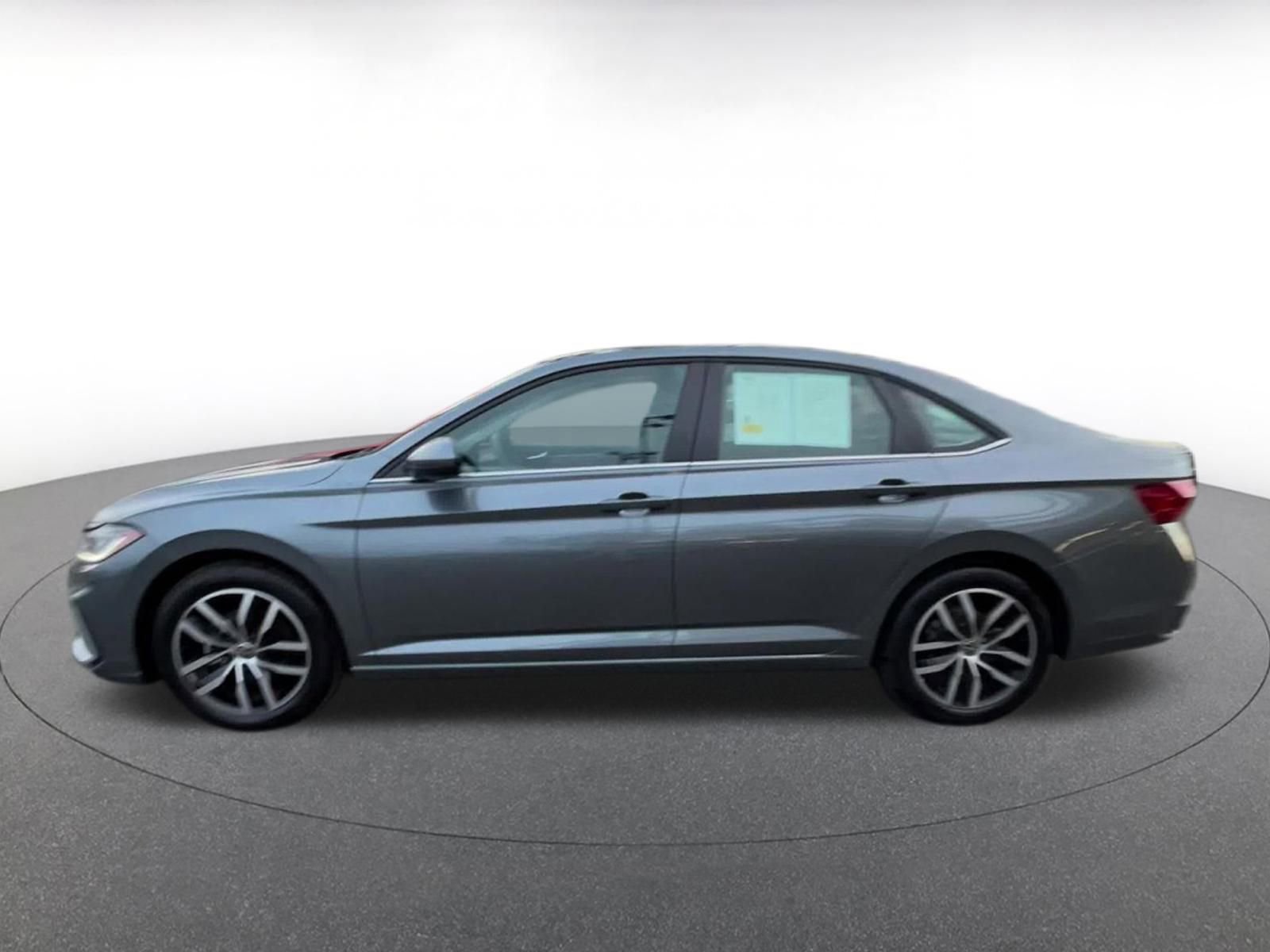 Used 2025 Volkswagen Jetta SE image 11