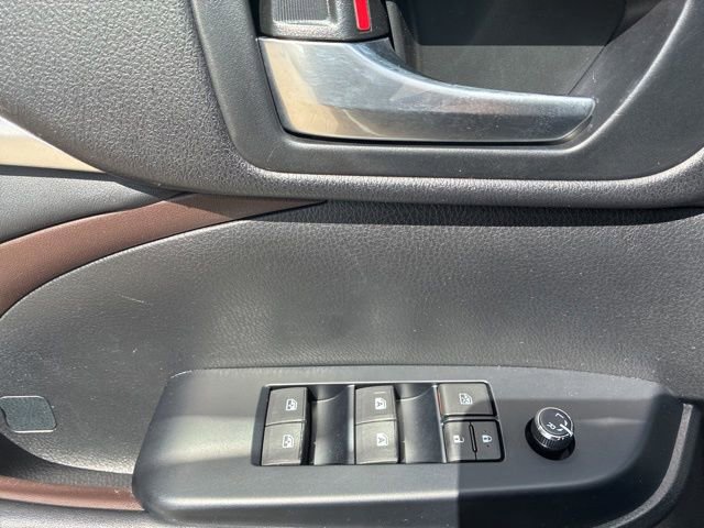 Used 2015 Toyota Highlander XLE AWD/4WD image 10