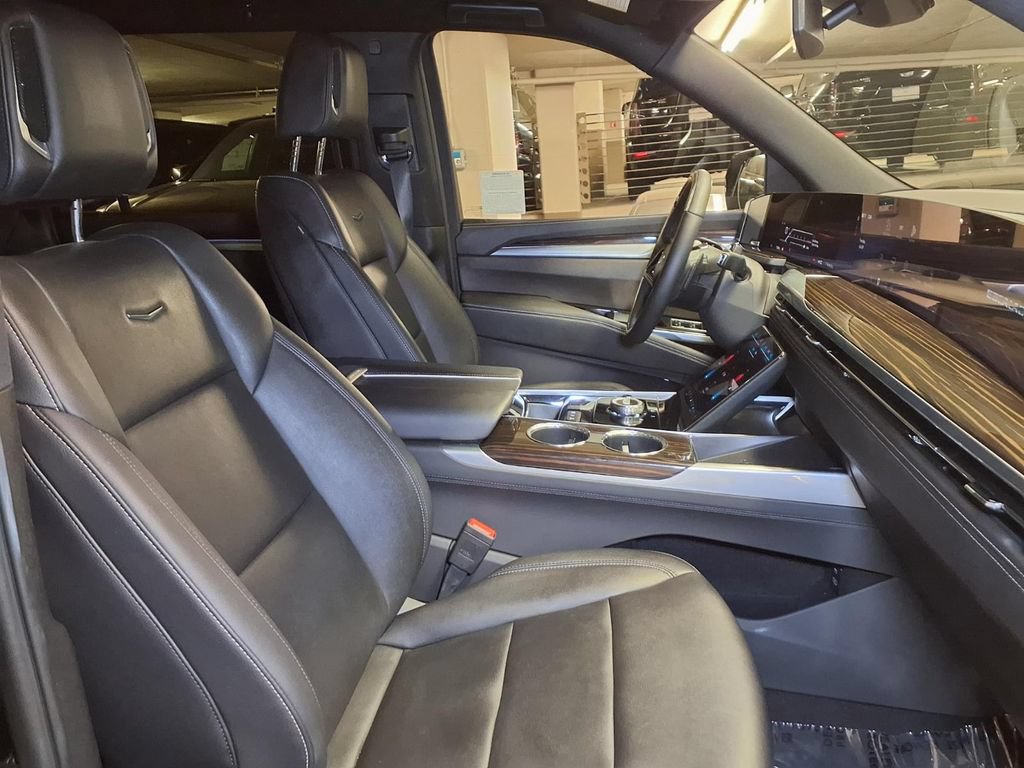 Certified 2025 Cadillac Escalade ESV Luxury AWD/4WD image 22