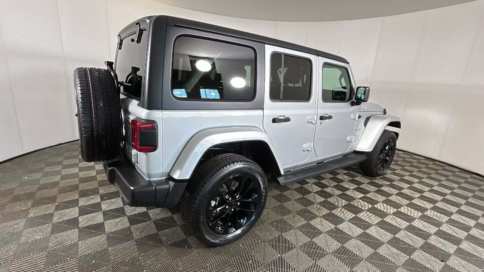 Used 2023 Jeep Wrangler Unlimited Sahara w/ Cold Weather Group AWD/4WD image 3
