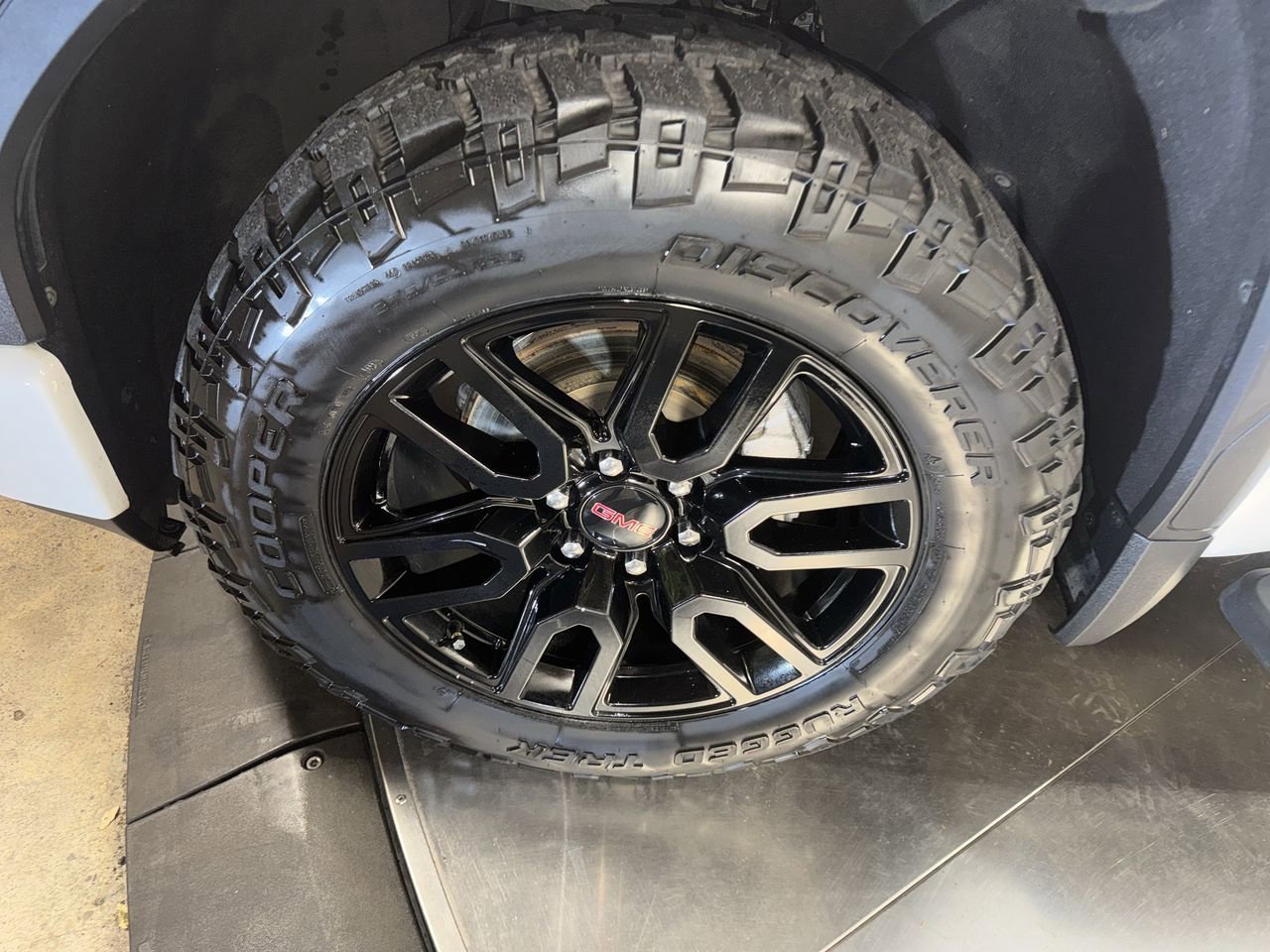 Used 2020 GMC Sierra 1500 Elevation w/ Elevation Value Package image 10