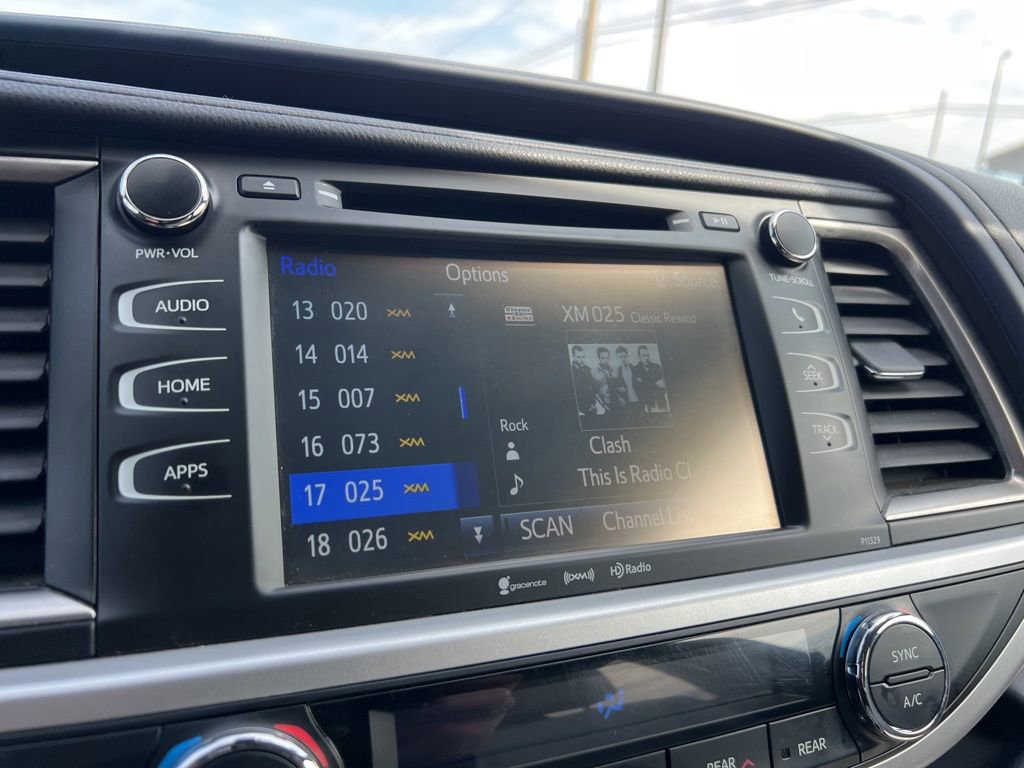 Used 2017 Toyota Highlander LE AWD/4WD image 12