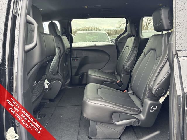 New 2026 Chrysler Pacifica Select image 4