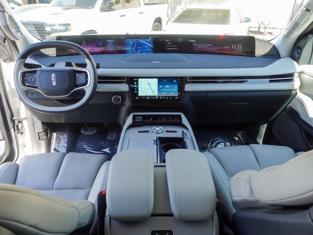 Used 2025 Lincoln Navigator Reserve AWD/4WD image 27