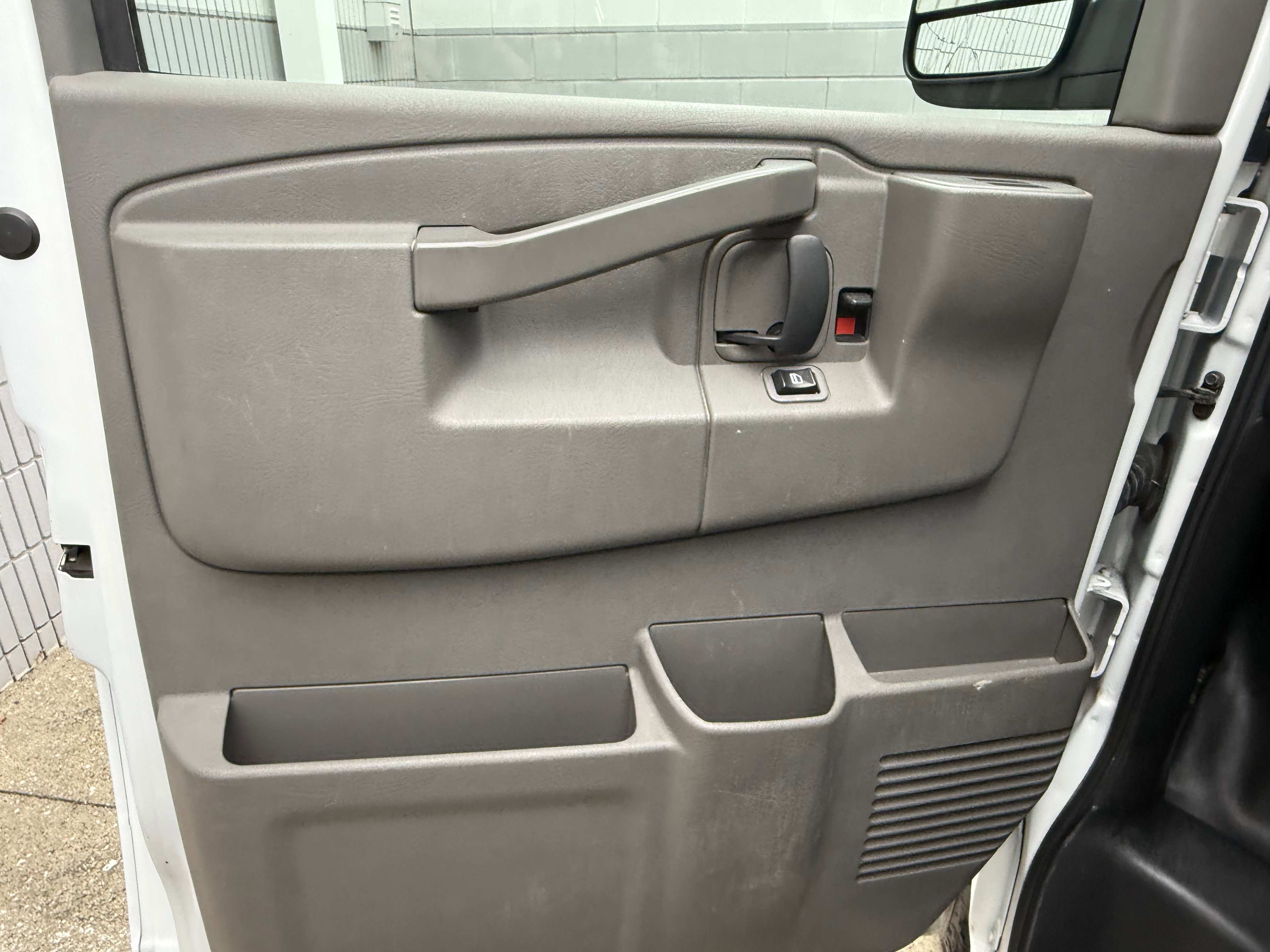 Used 2017 Chevrolet Express 2500 Extended image 11