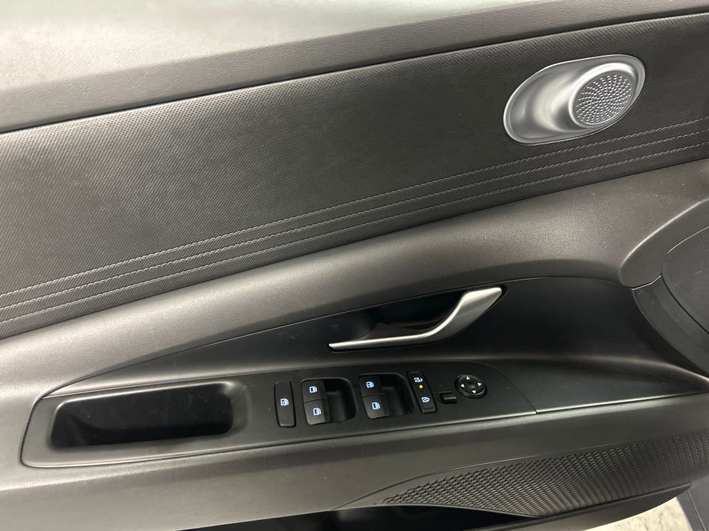 Used 2025 Hyundai Elantra SE image 12