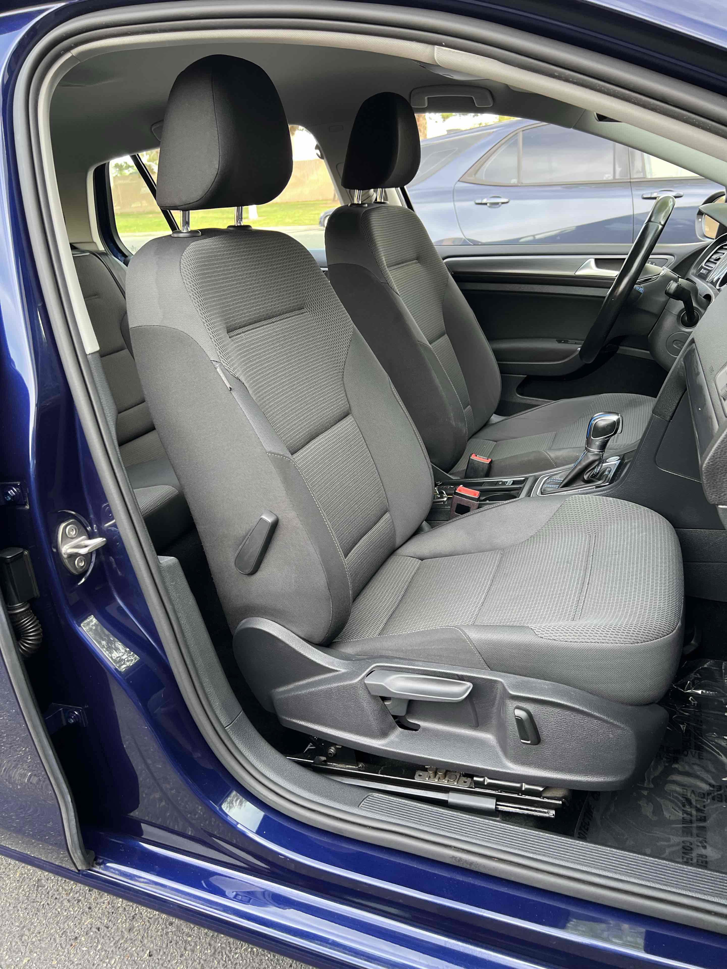 Used 2019 Volkswagen e-Golf SE w/ Driver Assistance Package image 28