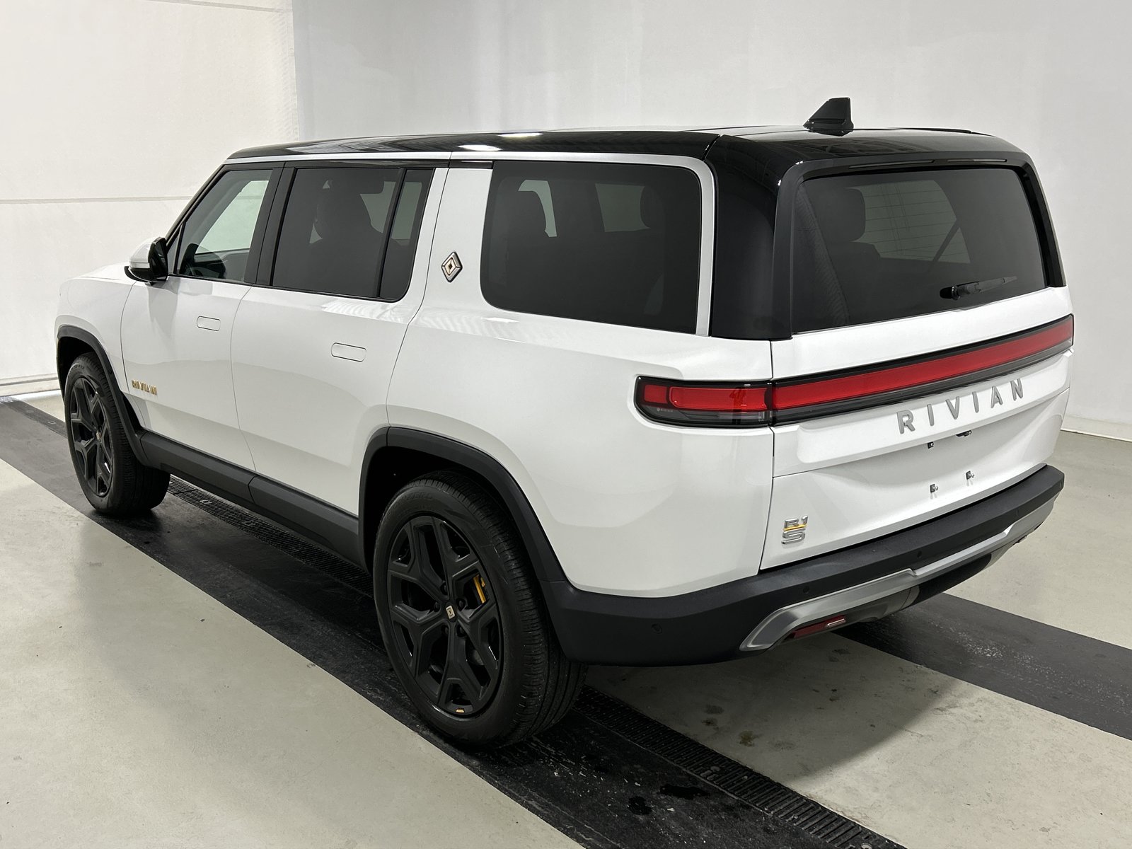 Used 2024 Rivian R1S Adventure AWD/4WD image 3