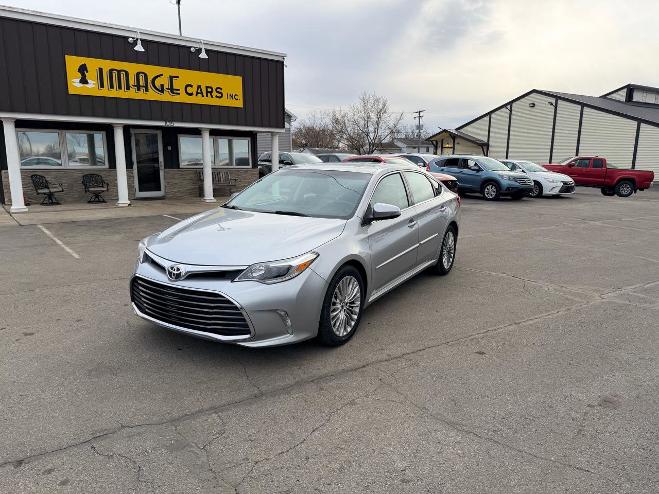 Used 2016 Toyota Avalon Limited image 2