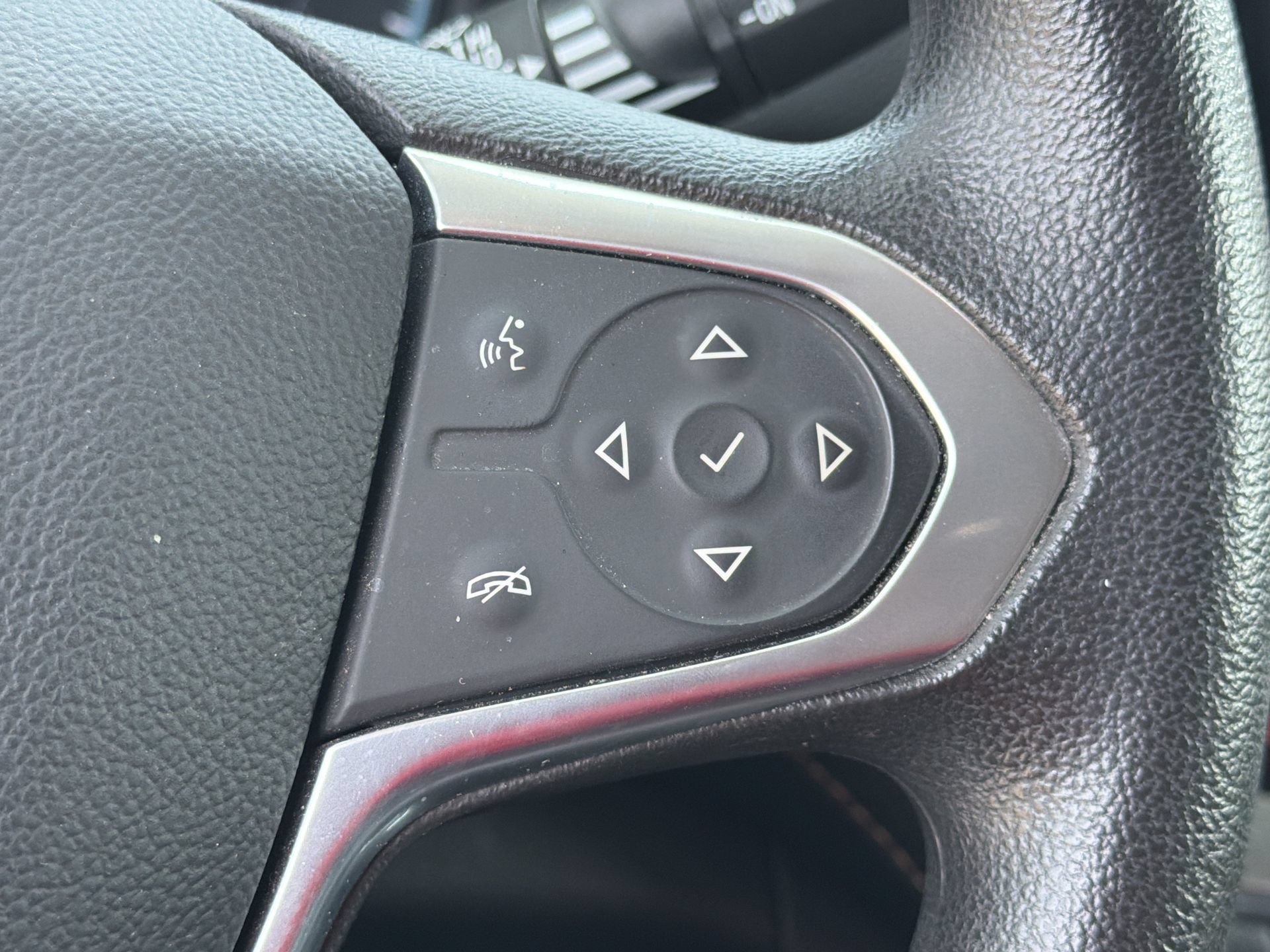 Used 2021 Chevrolet Traverse LS FWD image 11