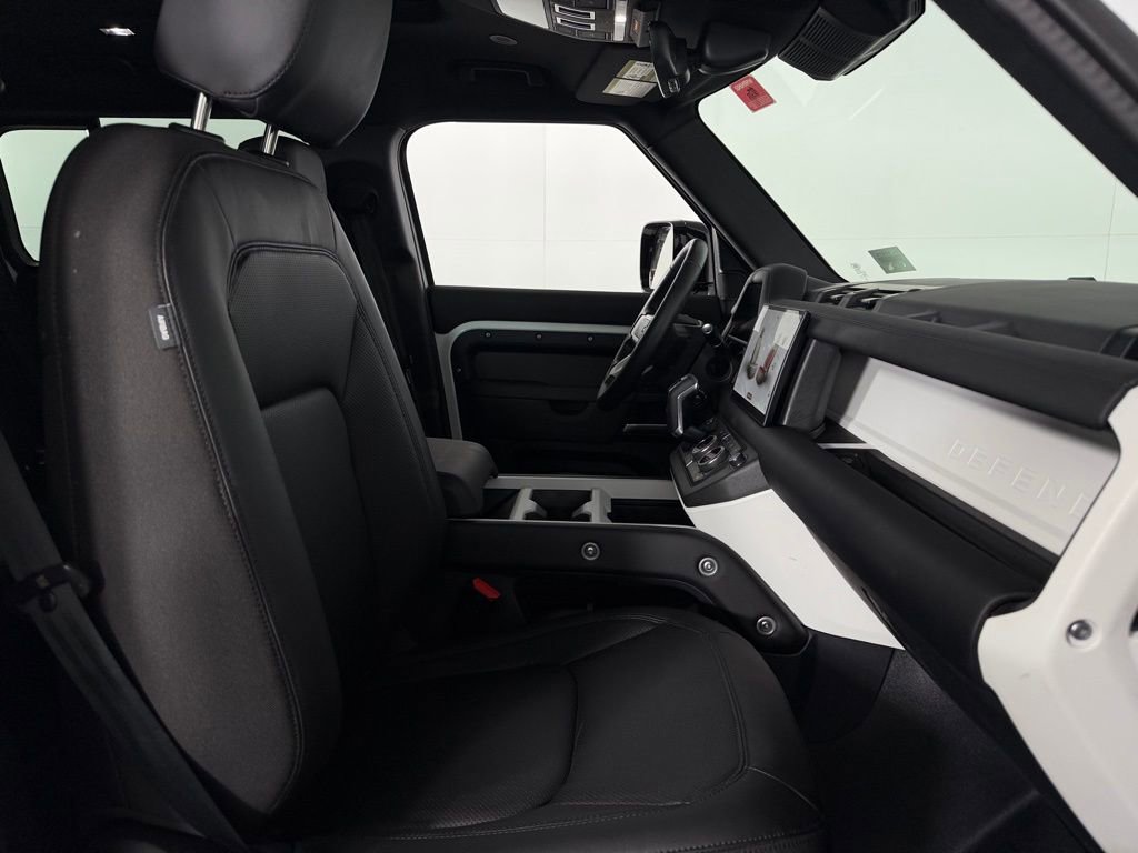 Used 2025 Land Rover Defender 110 S image 32