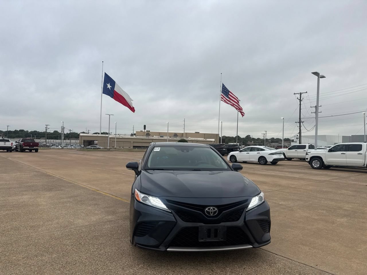 Used 2020 Toyota Camry XSE FWD image 4