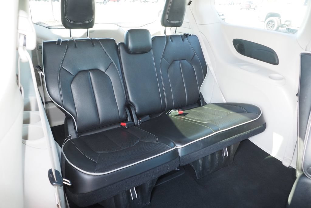 Used 2023 Chrysler Pacifica Limited FWD image 19