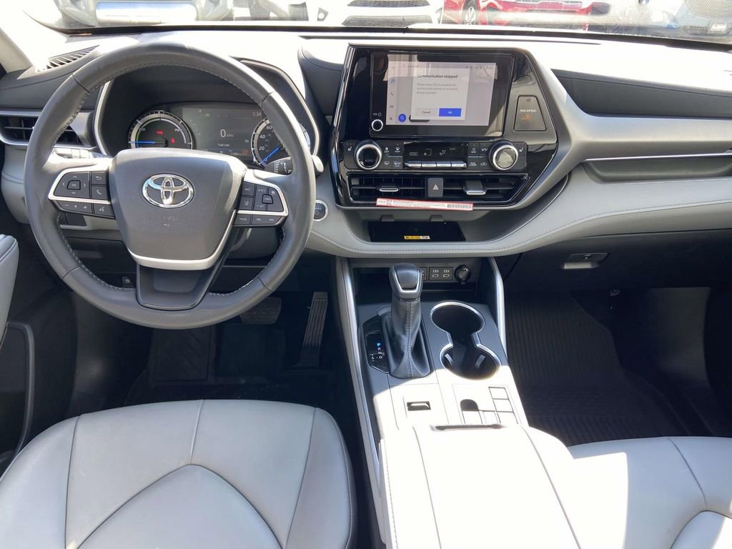 Used 2025 Toyota Highlander XLE image 11