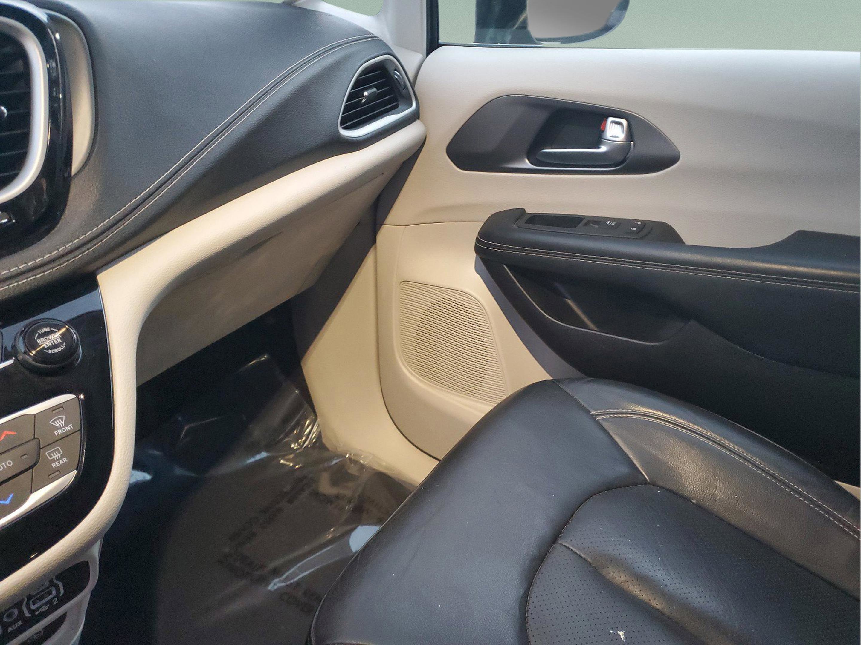 Used 2022 Chrysler Pacifica Touring-L FWD image 23