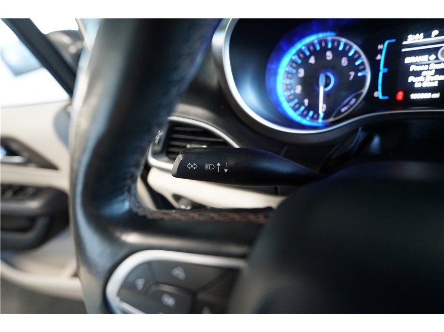 Used 2017 Chrysler Pacifica Touring-L image 27