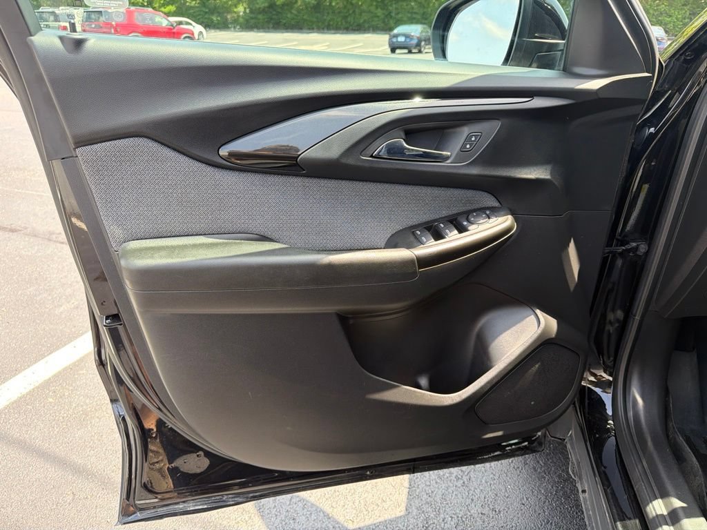 Used 2022 Chevrolet TrailBlazer LT FWD image 17
