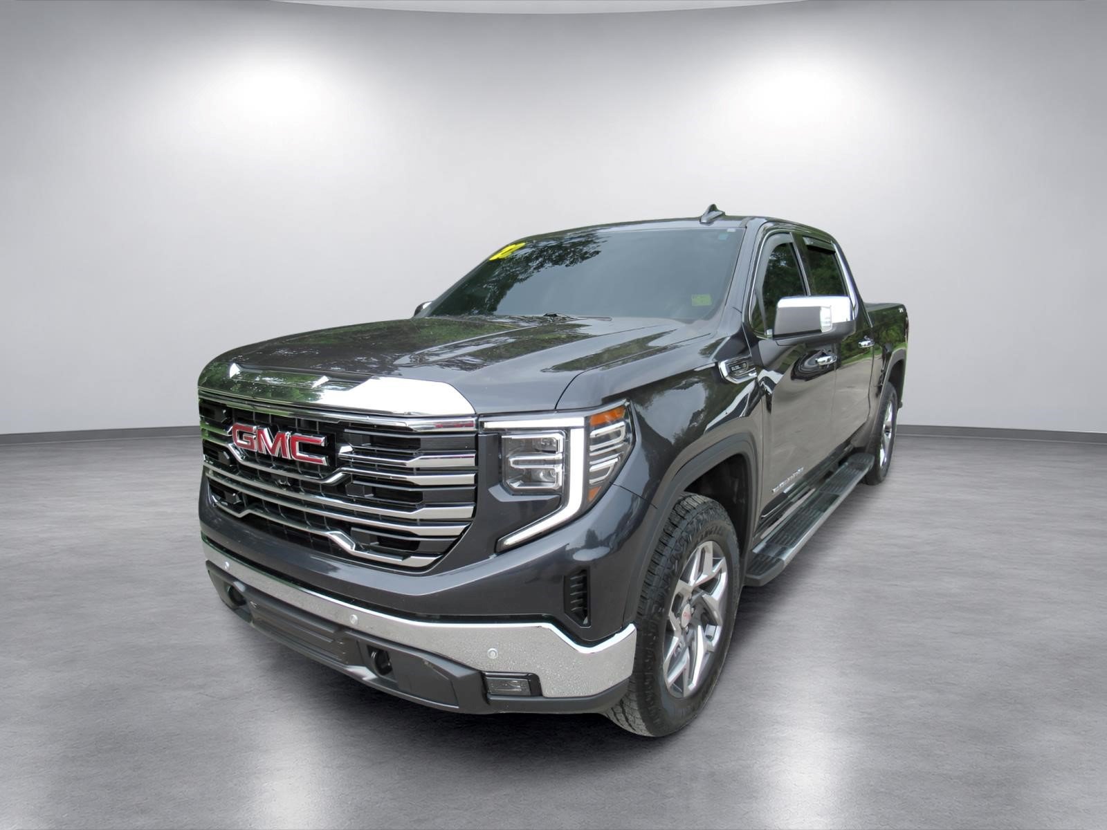 Used 2022 GMC Sierra 1500 SLT w/ SLT Premium Plus Package AWD/4WD image 3