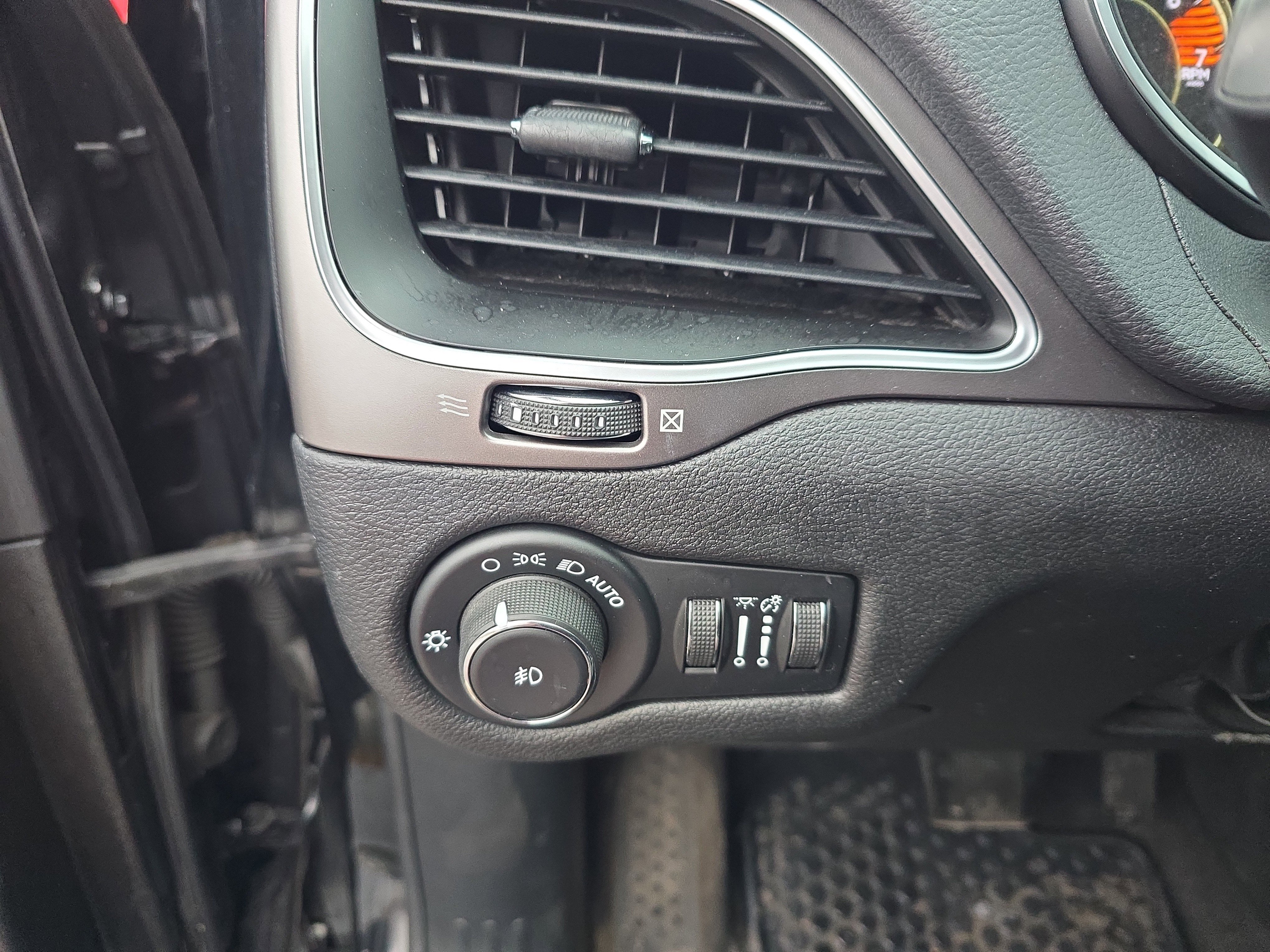 Used 2020 Jeep Cherokee Latitude Plus w/ Cold Weather Group image 22