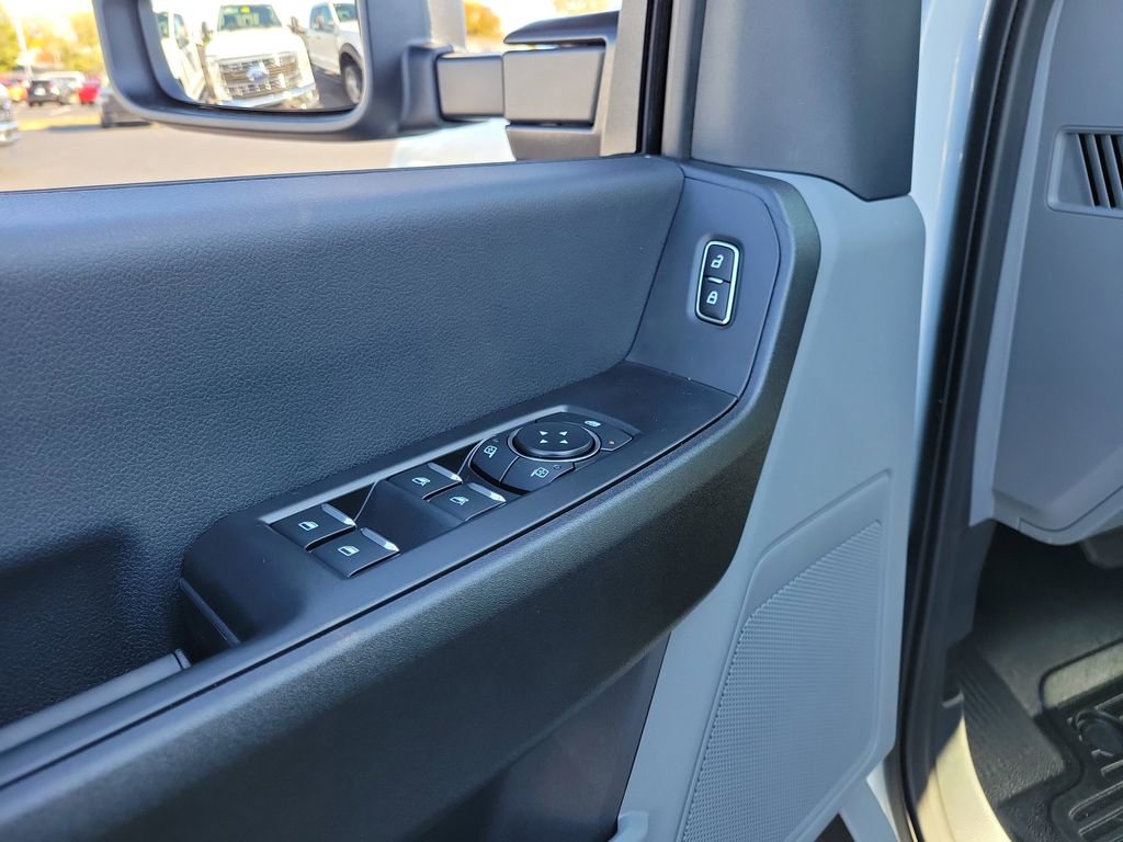 New 2026 Ford F550 4x4 Crew Cab image 18
