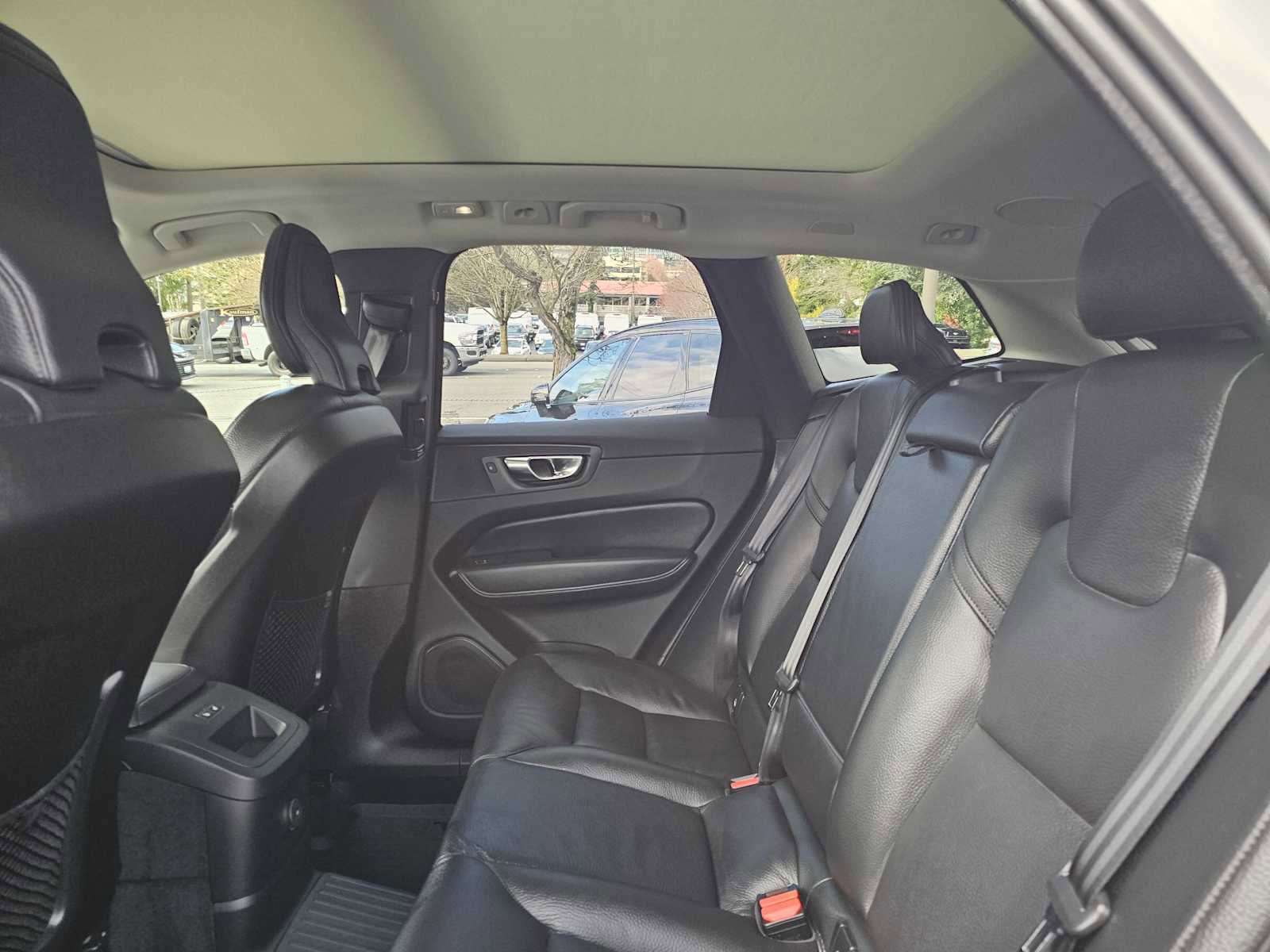 Certified 2025 Volvo XC60 T8 Plus w/ Protection Package Premier image 17