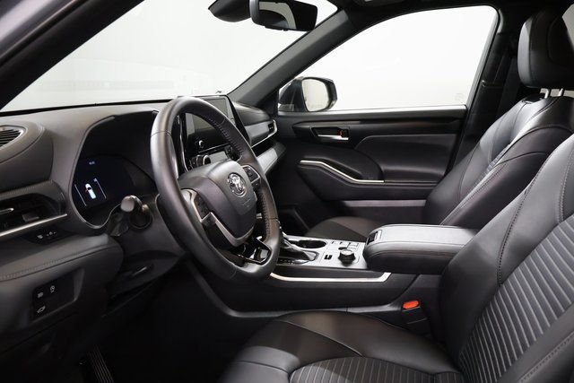 Certified 2025 Toyota Highlander XSE AWD/4WD image 12
