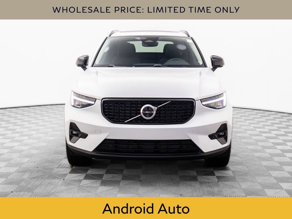 Used 2025 Volvo XC40 B5 Plus image 8