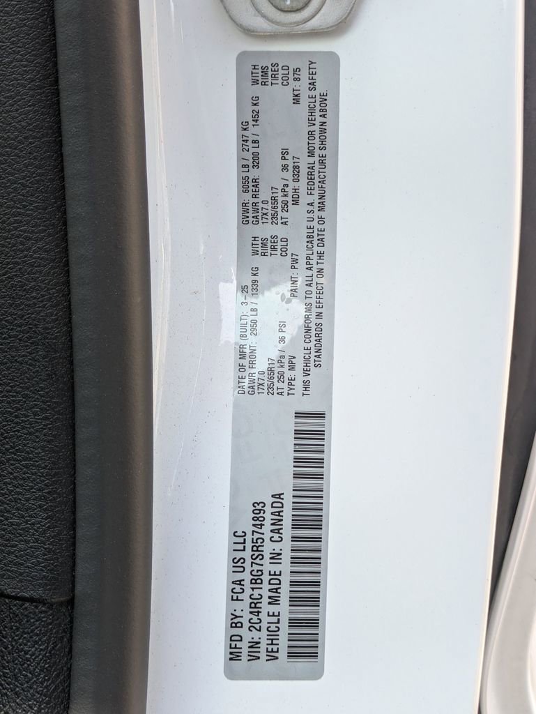 Used 2025 Chrysler Pacifica Select image 33