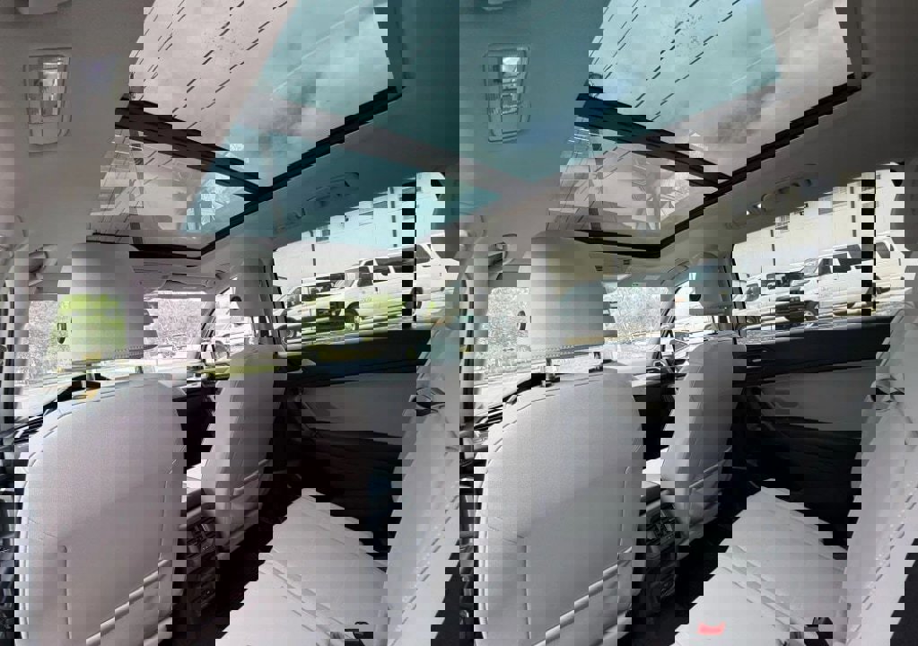 Used 2019 Volkswagen Tiguan SE w/ Panoramic Sunroof Package image 12