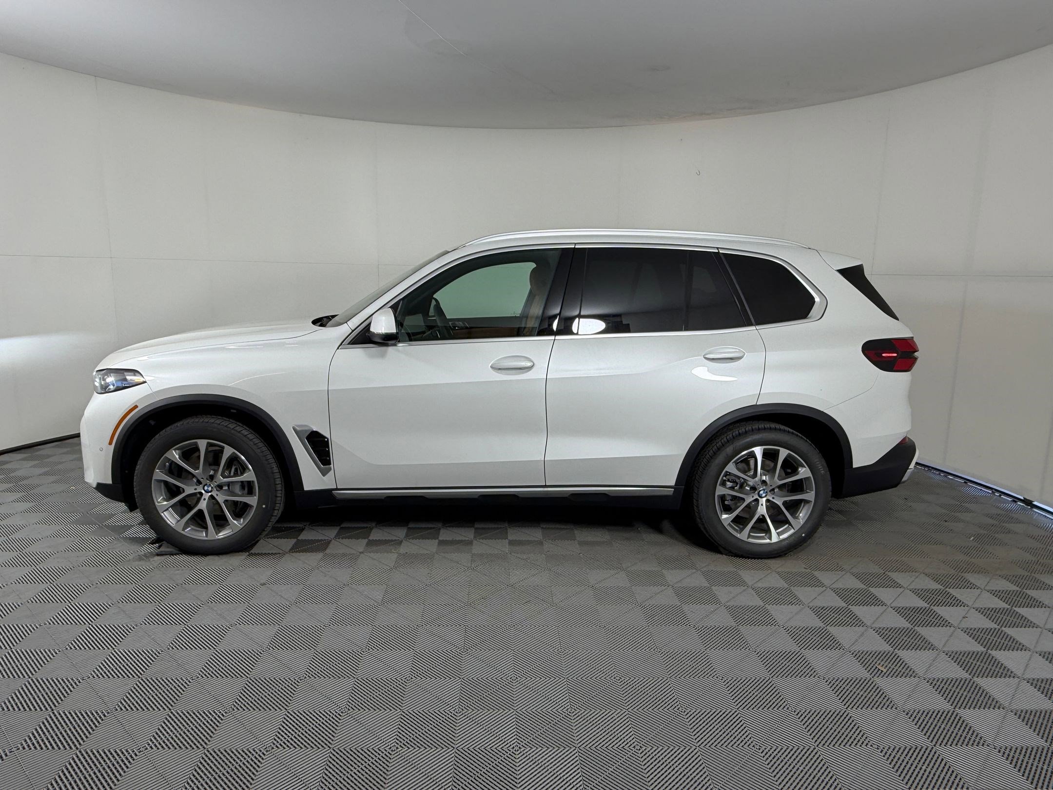 New 2026 BMW X5 sDrive40i w/ Premium Package RWD image 2