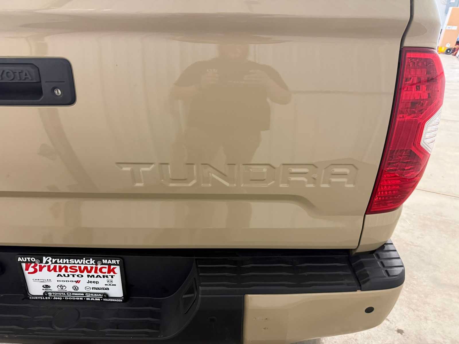 Used 2017 Toyota Tundra Limited w/ Limited Premium Package AWD/4WD image 18