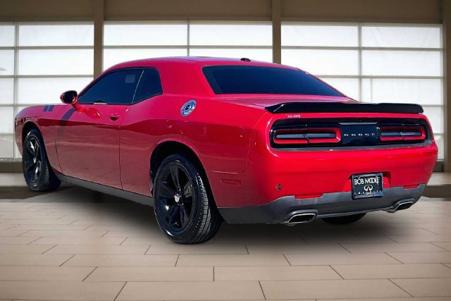Used 2015 Dodge Challenger SXT RWD image 12