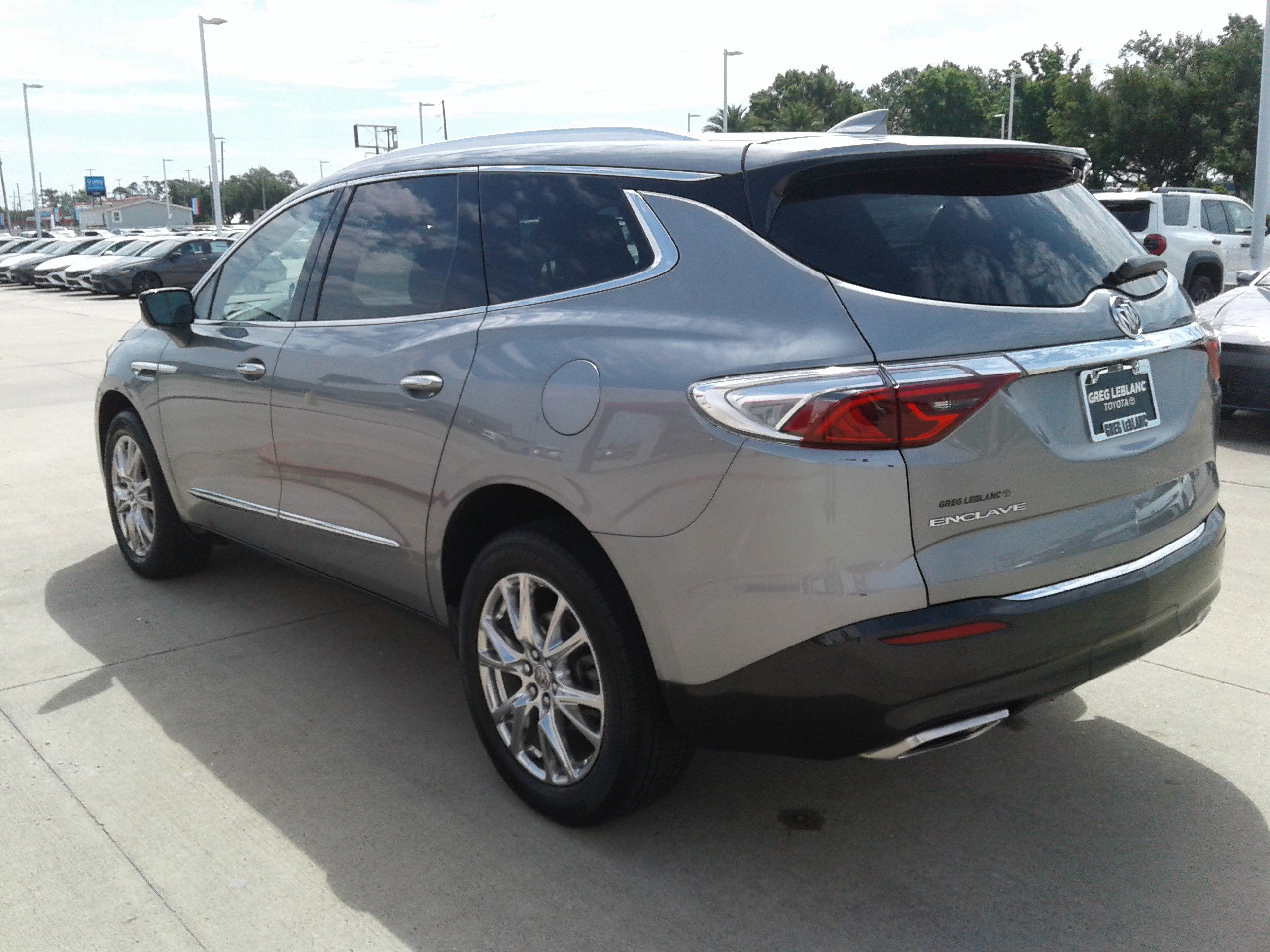 Used 2023 Buick Enclave Essence w/ Experience Buick Package FWD image 5