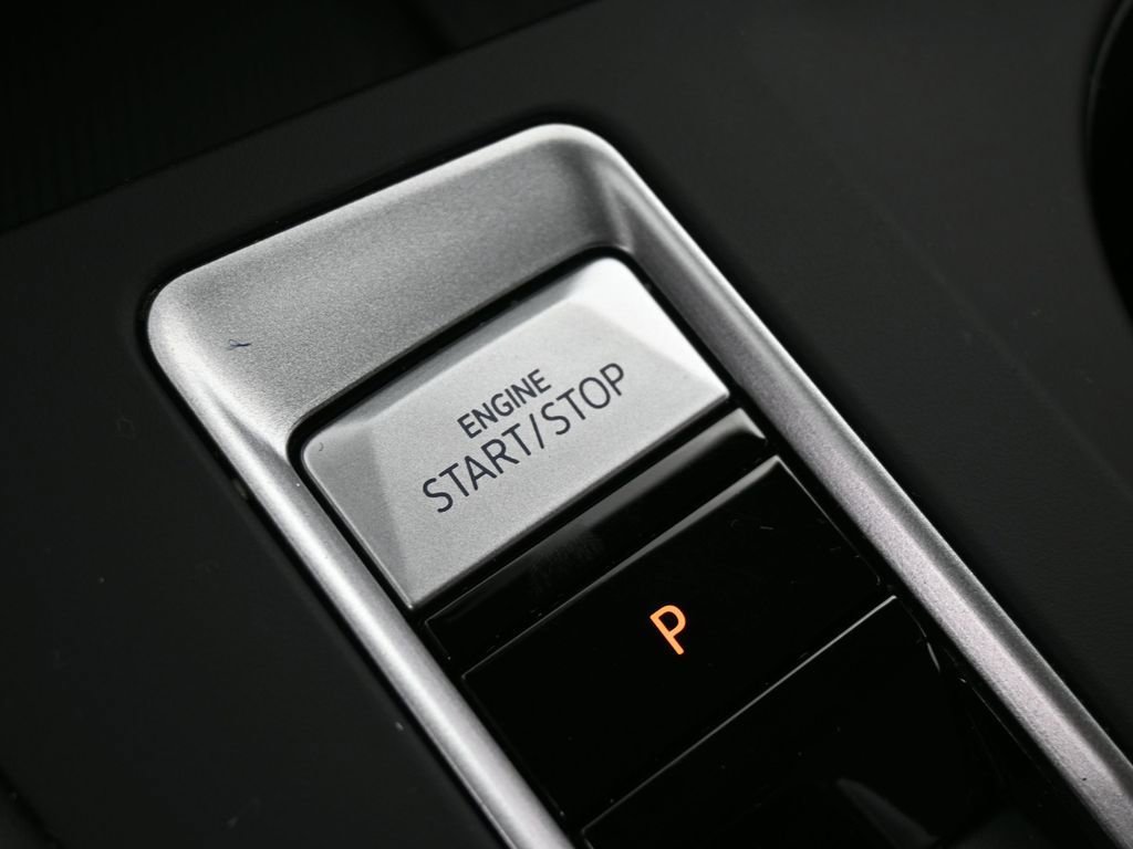 Used 2024 Volkswagen Atlas Cross Sport SE image 28