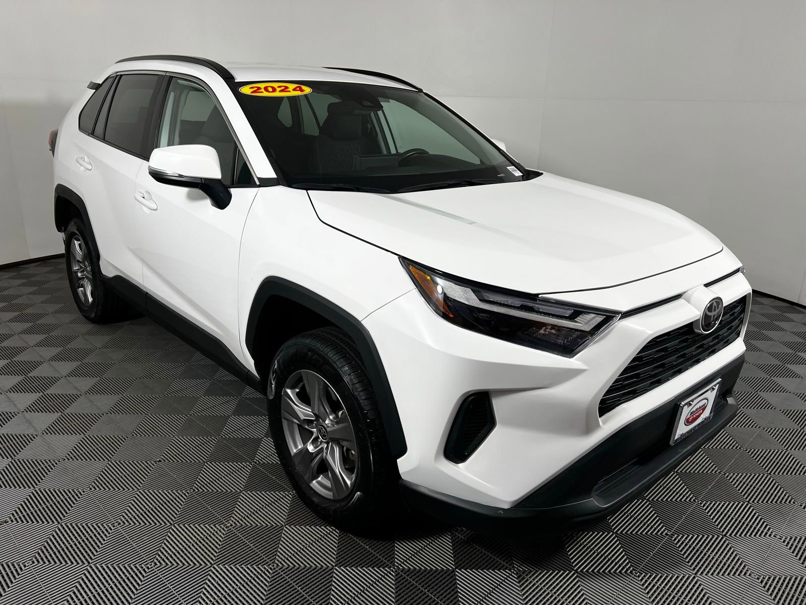Used 2024 Toyota RAV4 XLE AWD/4WD image 4