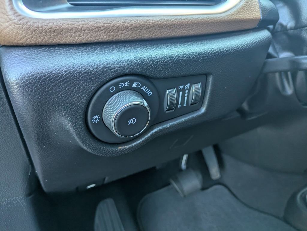 Used 2020 Chrysler Pacifica Limited w/ Advanced Safetytec Group image 23