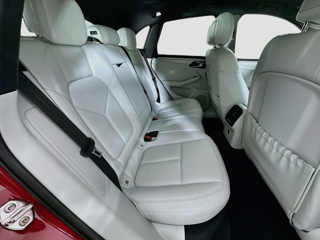 Certified 2023 Porsche Macan AWD/4WD image 29