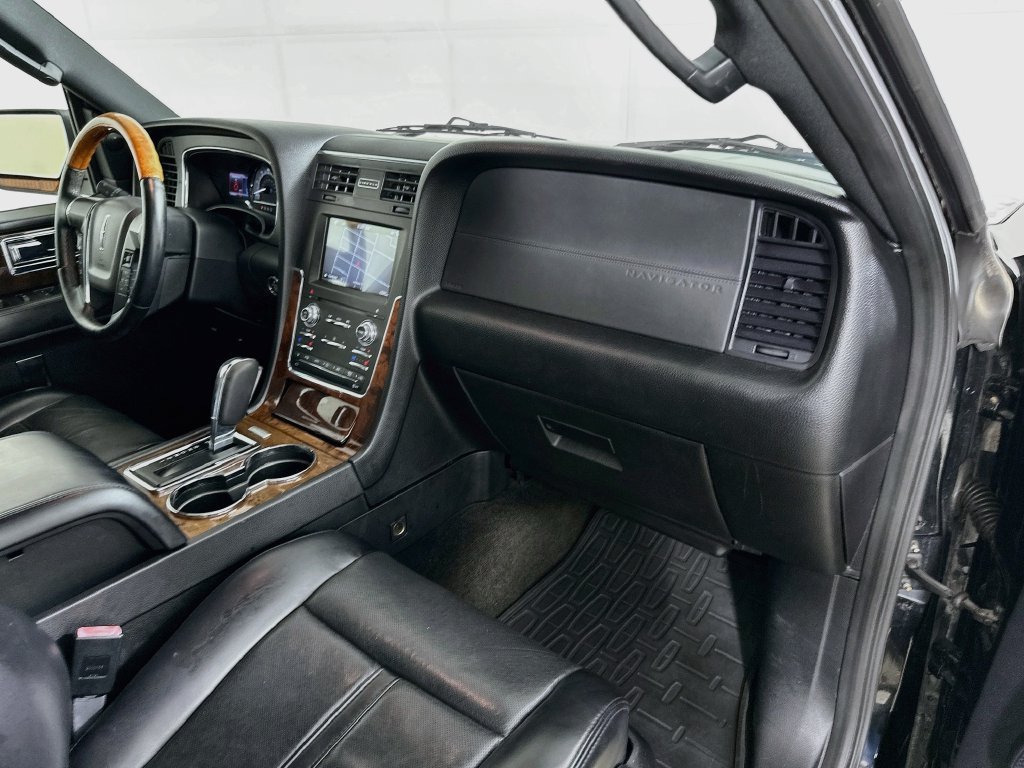 Used 2017 Lincoln Navigator L Select RWD image 38