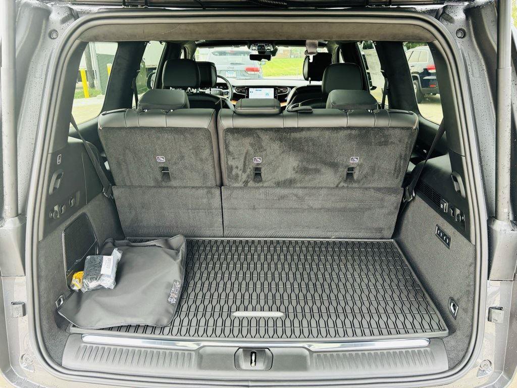 New 2024 Jeep Grand Wagoneer Series III AWD/4WD image 32