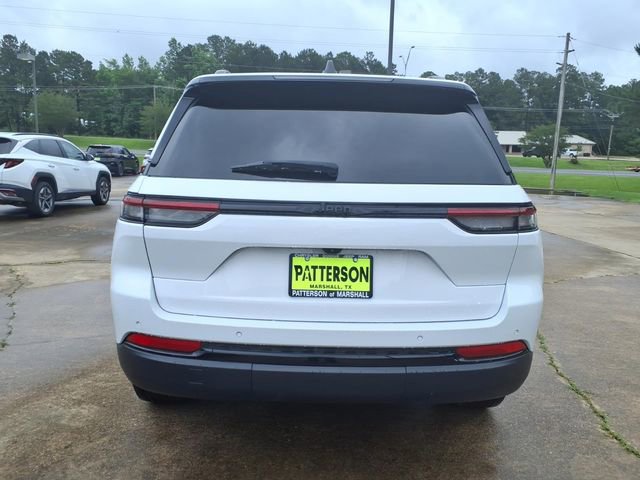 Used 2025 Jeep Grand Cherokee Altitude RWD image 3