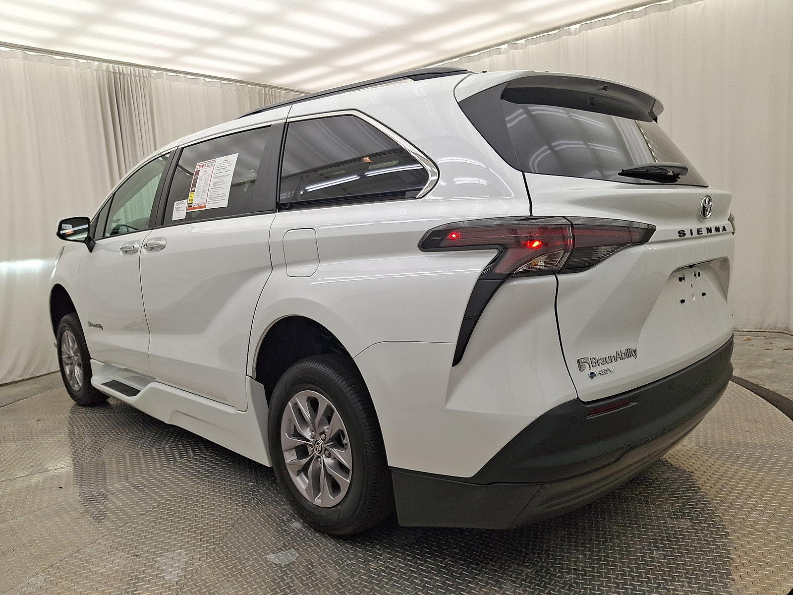 Used 2026 Toyota Sienna XLE FWD image 17