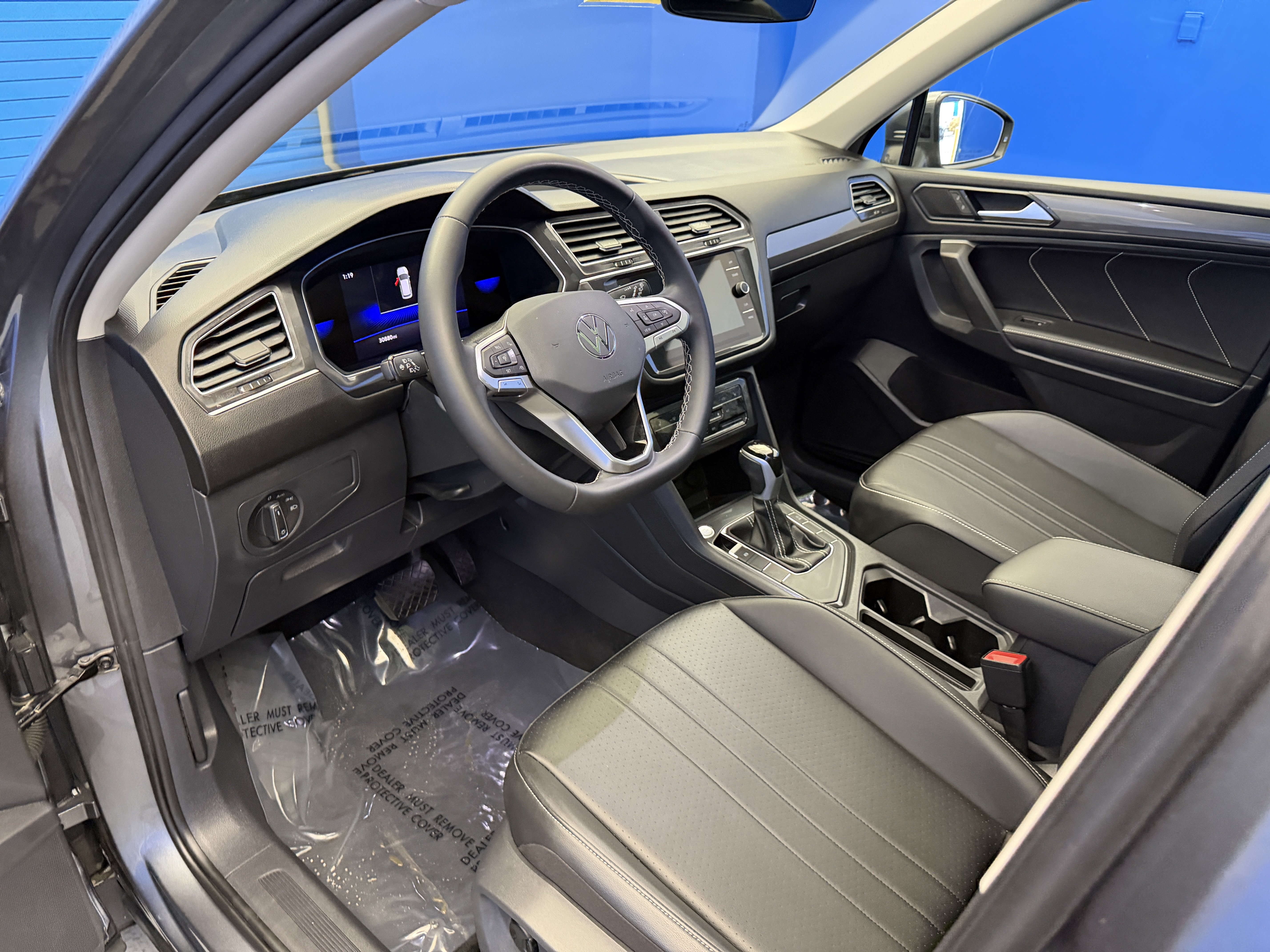 Used 2023 Volkswagen Tiguan SE w/ Panoramic Sunroof Package FWD image 11