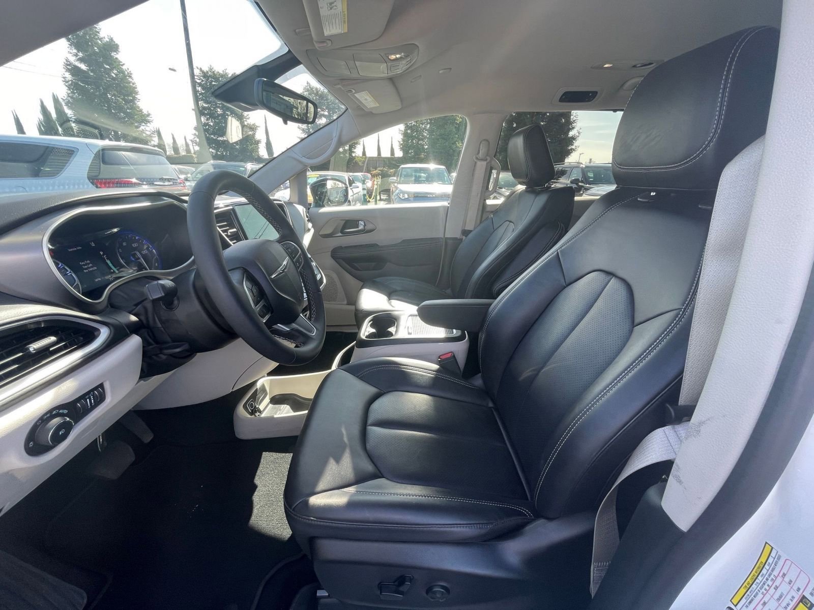 Used 2024 Chrysler Pacifica Touring-L image 23