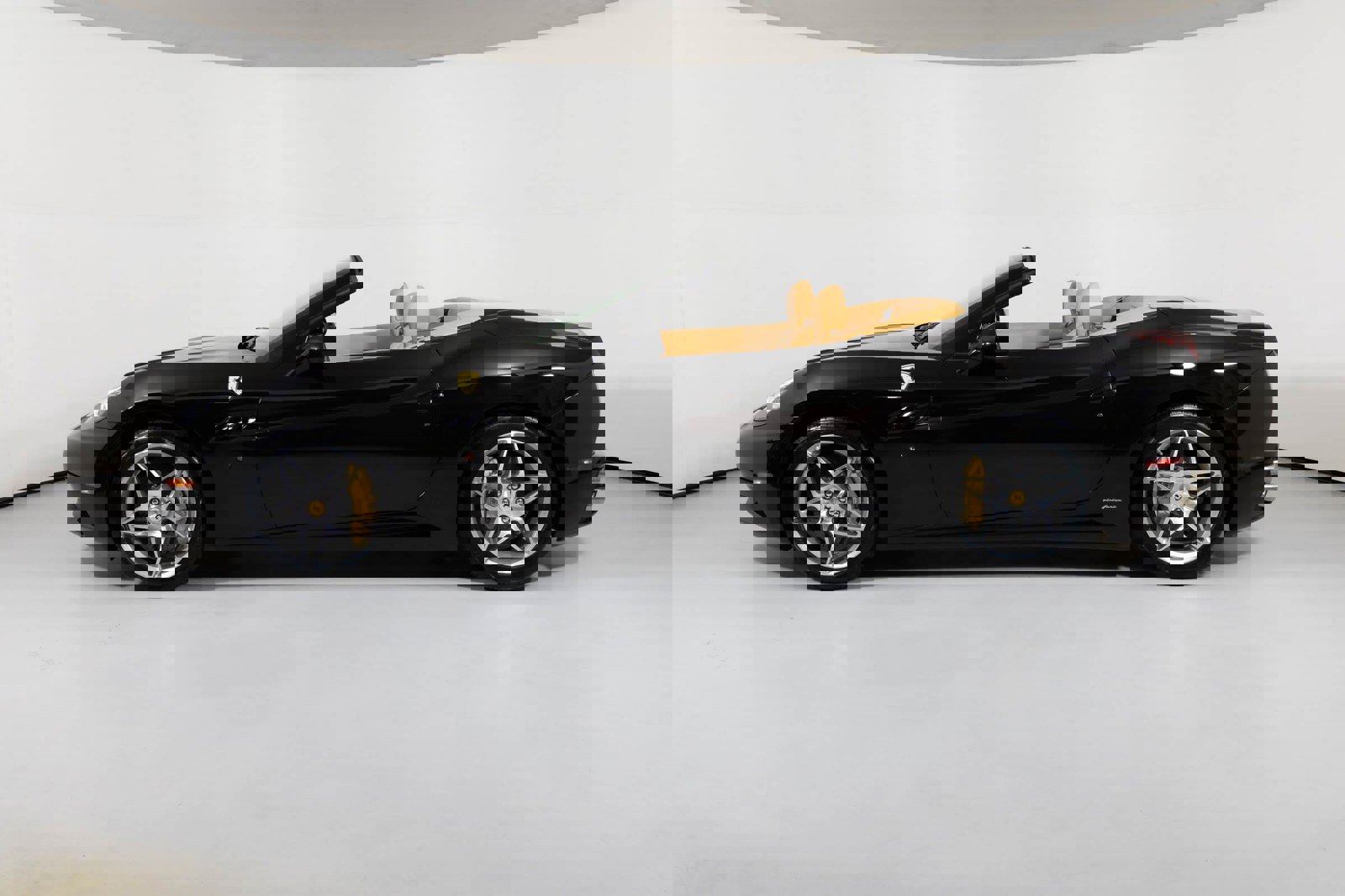 Used 2011 Ferrari California image 3