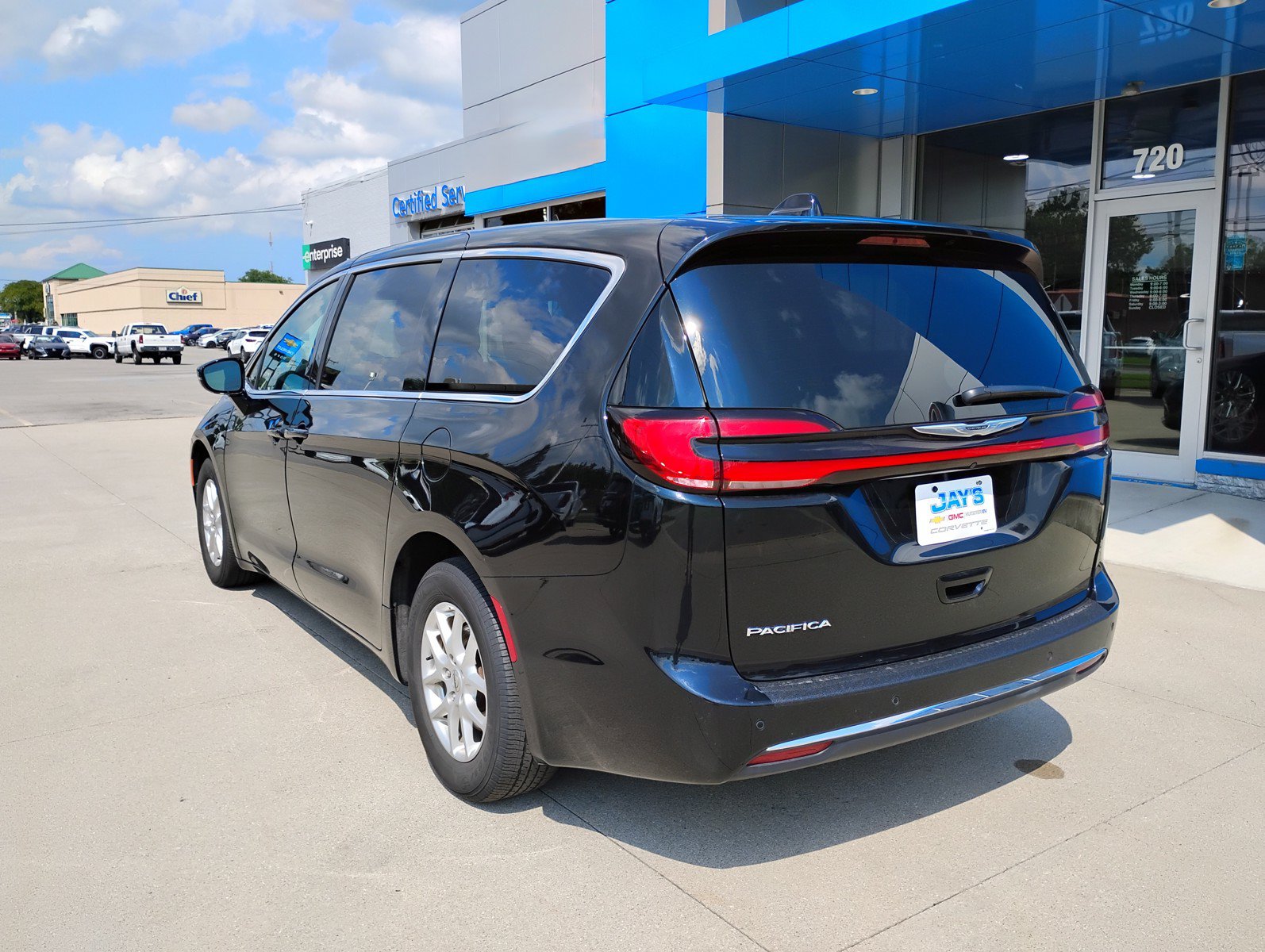 Used 2025 Chrysler Pacifica Select FWD image 9