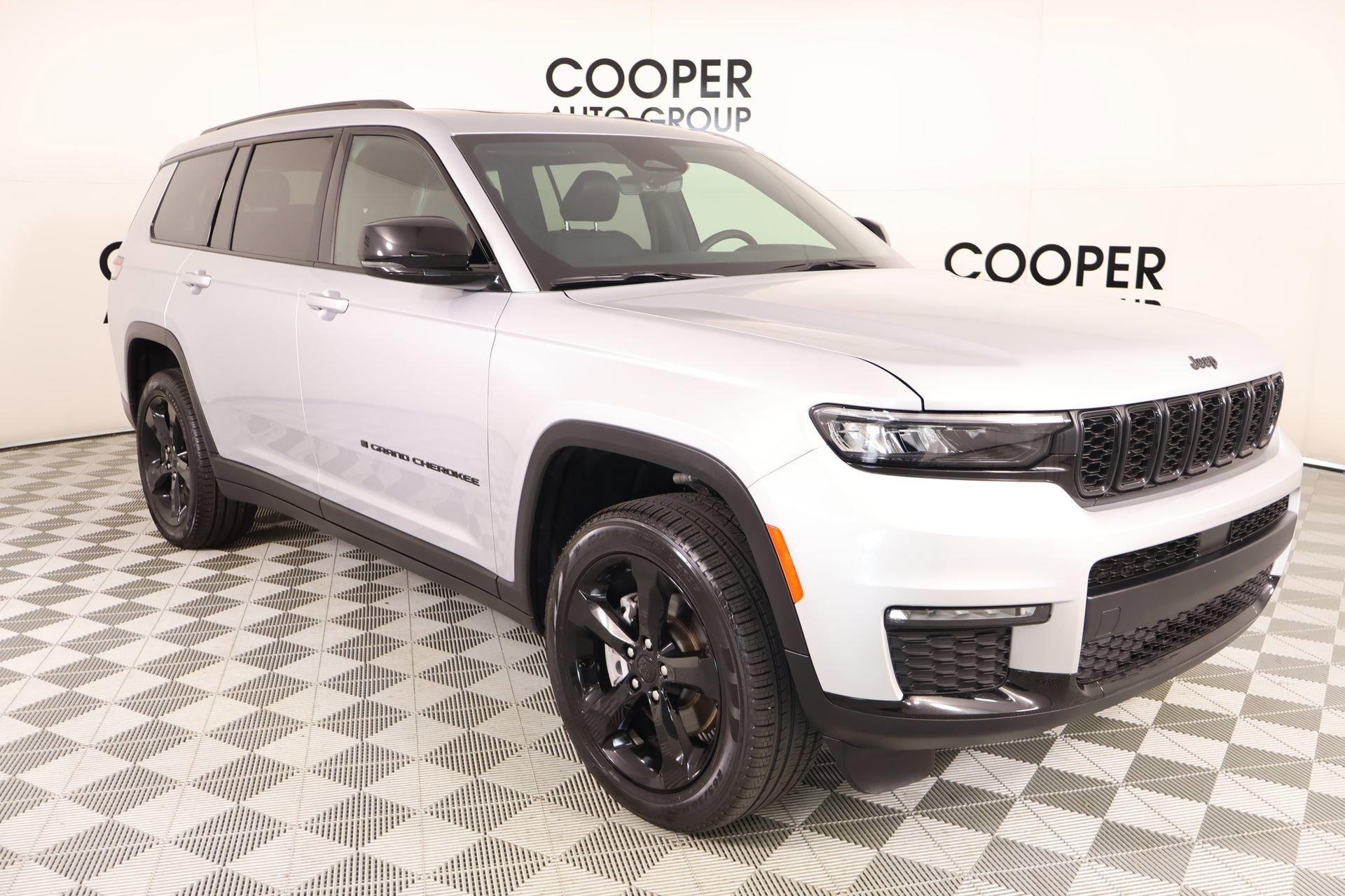 Used 2025 Jeep Grand Cherokee L Limited w/ Black Appearance Package image 1