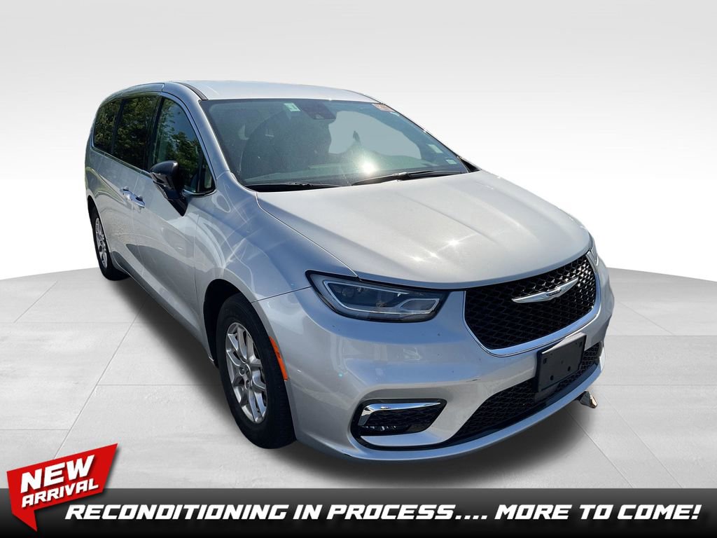 Used 2024 Chrysler Pacifica Touring-L FWD image 1