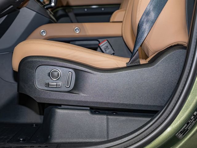 New 2026 Land Rover Defender 130 X-Dynamic SE image 15